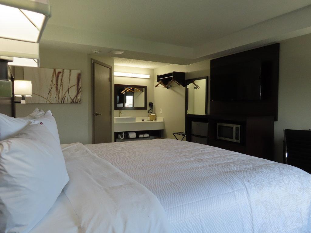 Red Roof Plus+ & Suites אירי מראה חיצוני תמונה