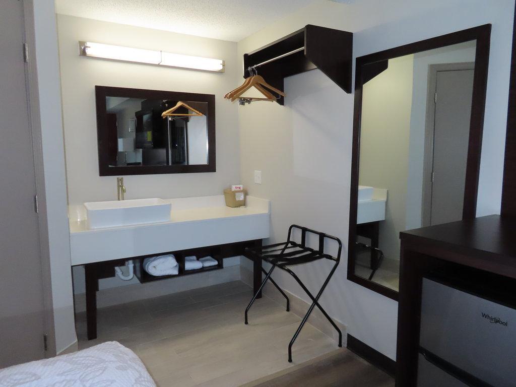 Red Roof Plus+ & Suites אירי מראה חיצוני תמונה